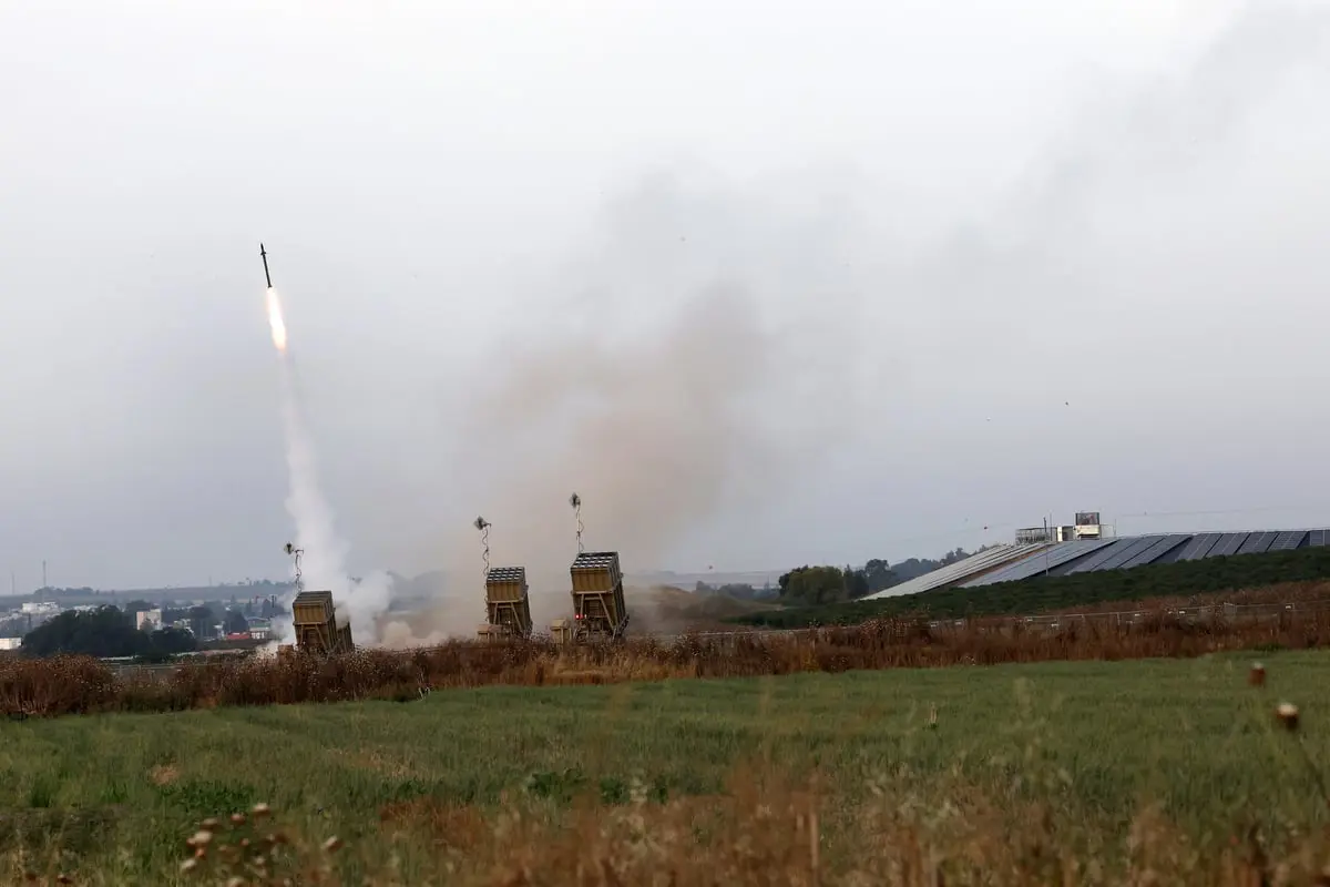 إطلاق صواريخ من غزة.. وإسرائيل تواصل الضربات الجوية
