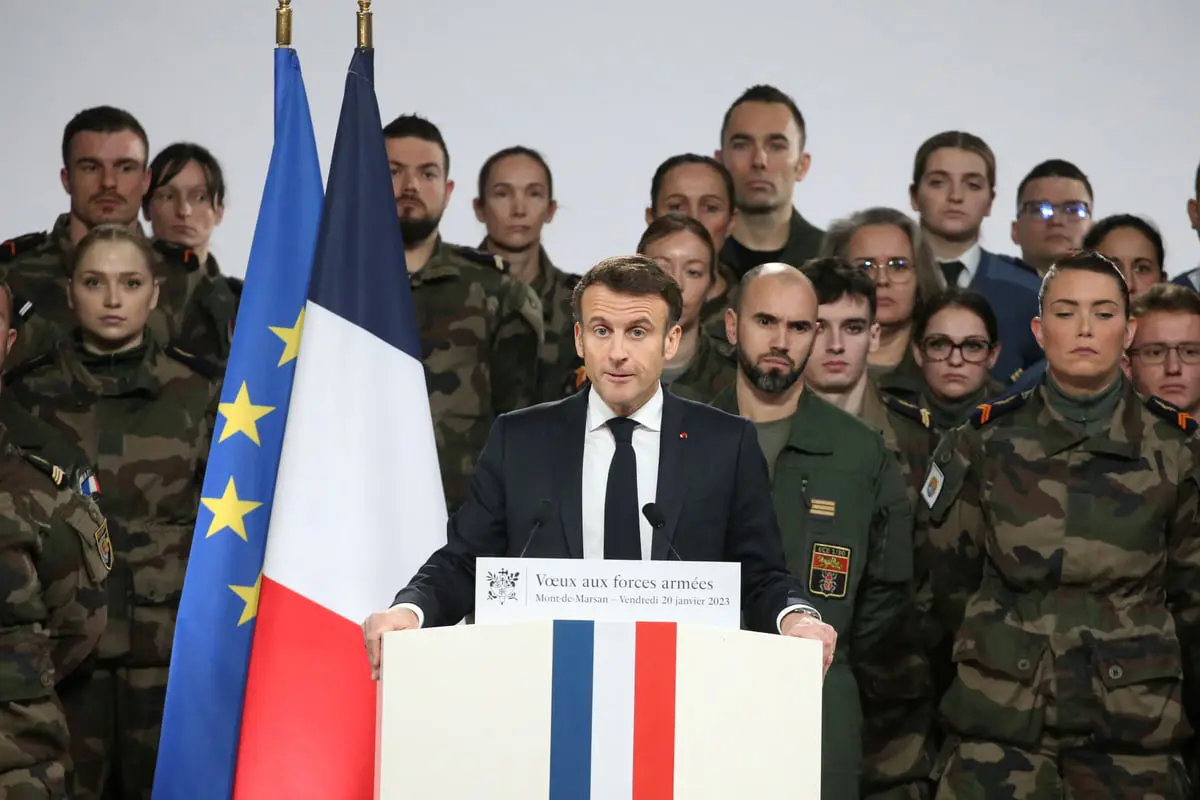 ماكرون يكشف سبب عدم مشاركة فرنسا في الهجمات على ميليشا الحوثي