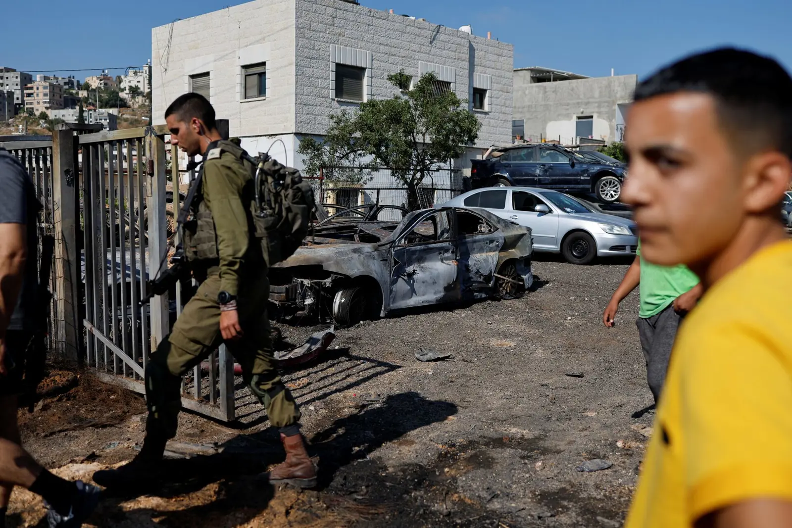 مستوطنون إسرائيليون يقومون بأعمال عنف ضد فلسطينيين