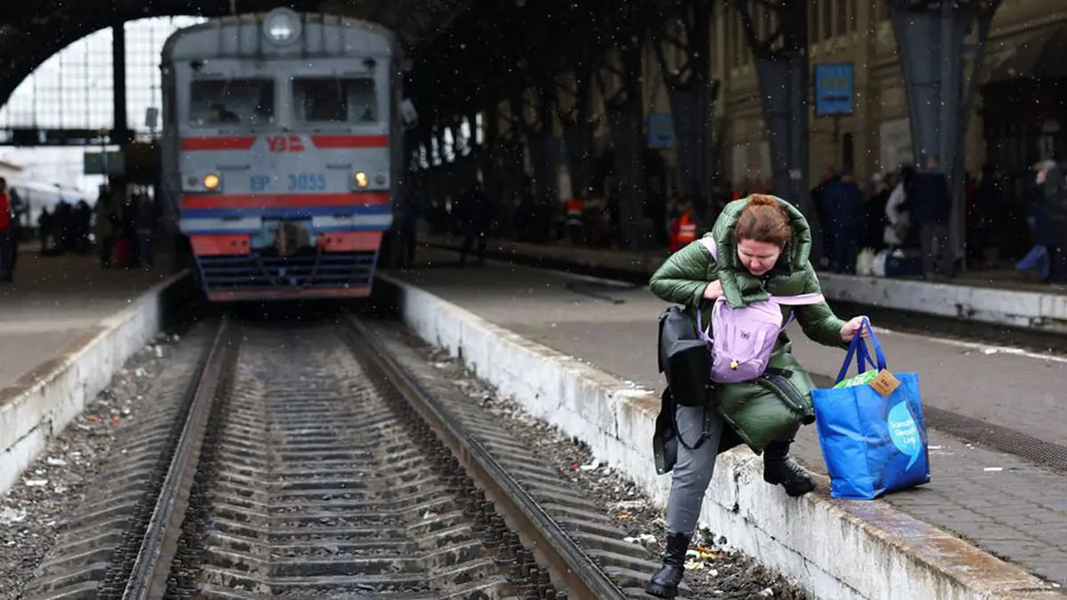 أوكرانيا.. قطارات الإجلاء تتدفق على لفيف لنقل آلاف النساء والأطفال