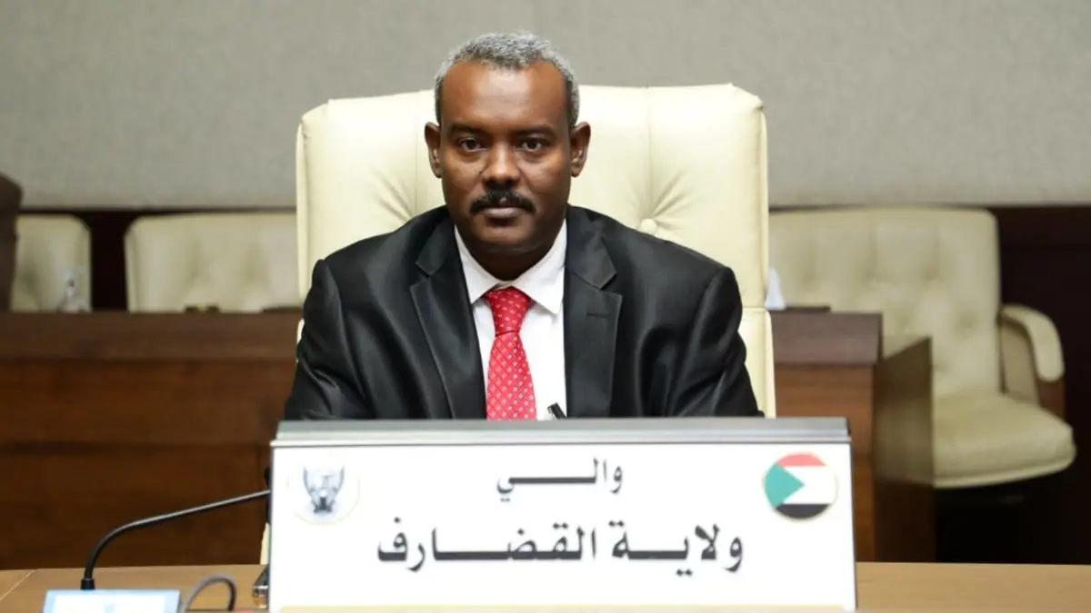 السودان.. إقالة حاكم ولاية ظهر بمقطع فيديو "مبايعا" البشير