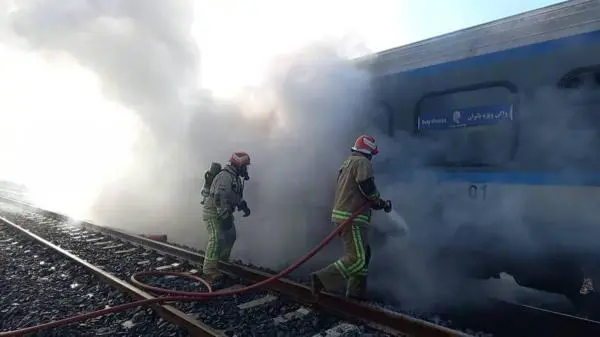 نشوب حريق في قطار للمسافرين قرب طهران (صور)