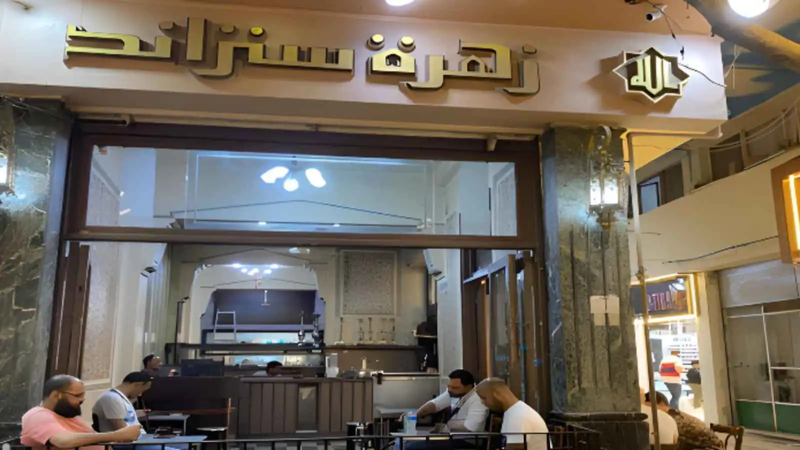 "زهرة ستراند".. بيع مقهى ثقافي يفجّر غضب الأدباء في مصر