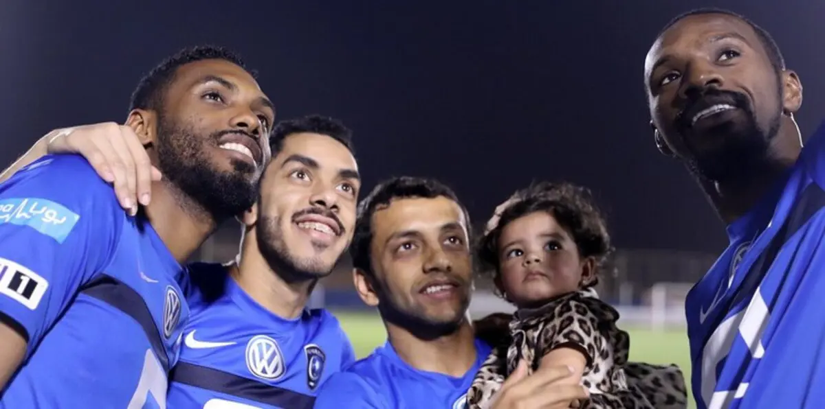 السعودية.. ابنة الشلهوب تخطف الأنظار في مران الهلال (صور)