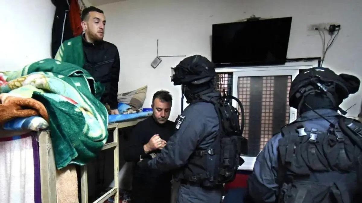 الشاباك يحذر: اكتظاظ السجون الإسرائيلية يعرقل الاعتقالات الجديدة