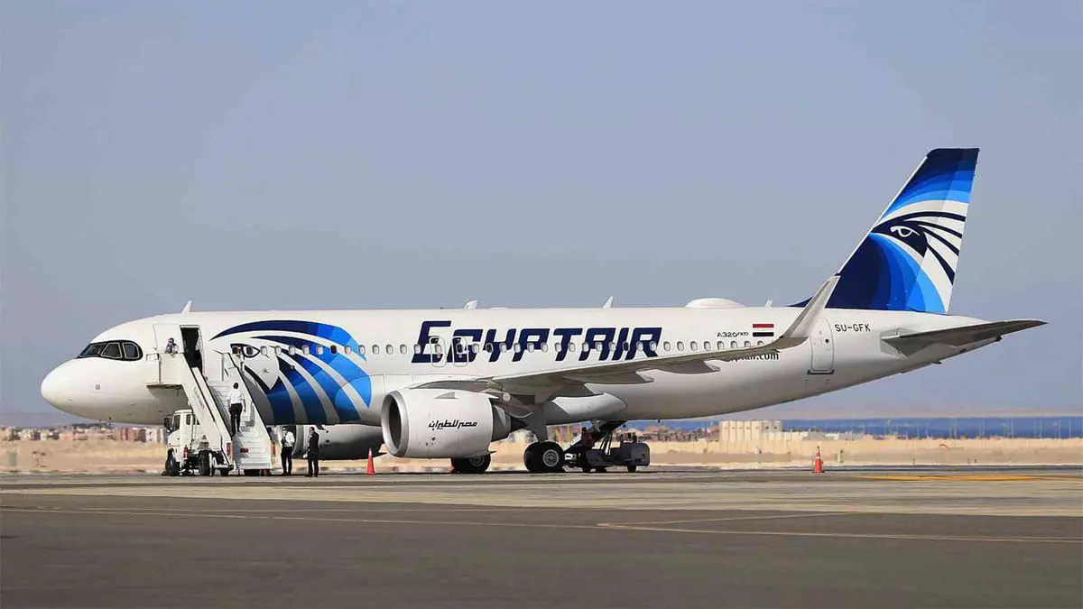 بعد 7 أعوام.. وصول أولى رحلات شركة مصر للطيران إلى مطار معيتيقة الليبي