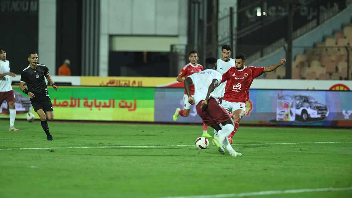 جدل تحكيمي جديد بالدوري المصري.. ركلة جزاء لسيراميكا لم تُحتسب أمام الأهلي رغم تدخل الVAR 