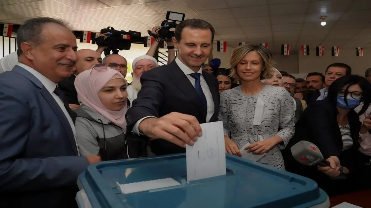 بشار الأسد يدلي بصوته في انتخابات الرئاسة وينتقد الأصوات الغربية المشككة (صور)