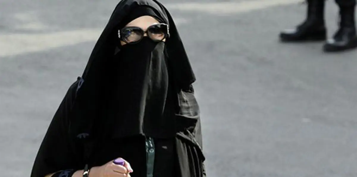 الشرطة السعودية تطيح بمواطن تنكر بزي امرأة.. وهذا ما عثرت عليه بحوزته