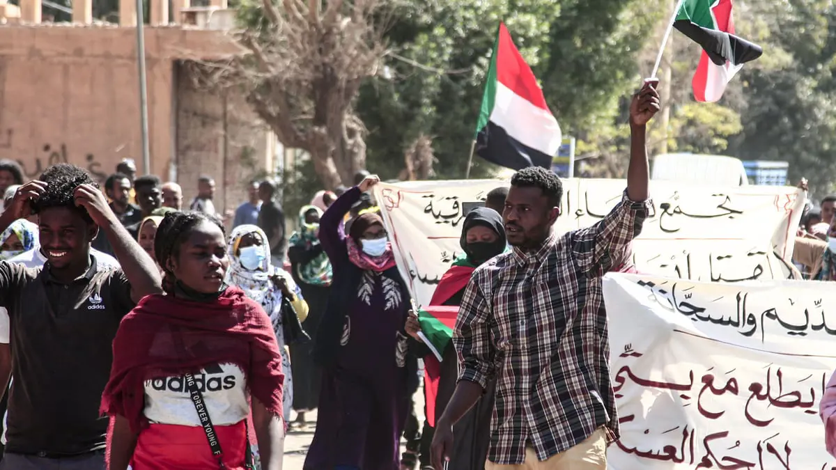الأمن السوداني يطلق الغاز المسيل للدموع على آلاف المتظاهرين في الخرطوم