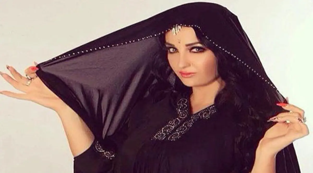 صافيناز ترتدي "العباءة الخليجية"