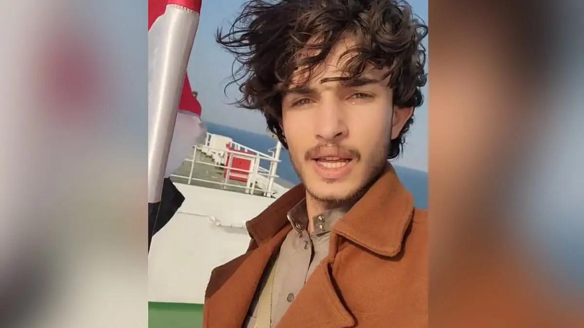 ظهر على سفينة إسرائيلية.. "قرصان" يمني وسيم يثير جدلا واسعا (صور)