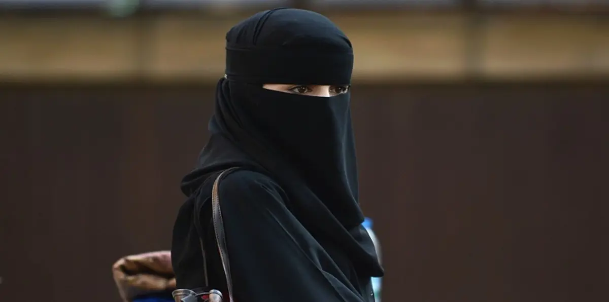 شاهد.. صورة خاصة لسعودي وزوجته تثير جدلًا واسعًا