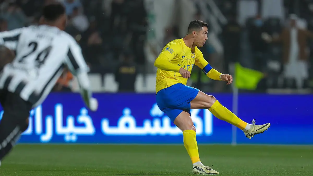 غضب رونالدو من زملائه وحكم مباراة النصر والشباب (فيديو)