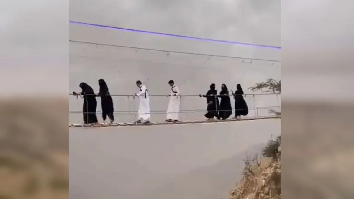 شاهد ردة فعل فتيات سعوديات فوق جسر الباحة المعلق بين السحاب