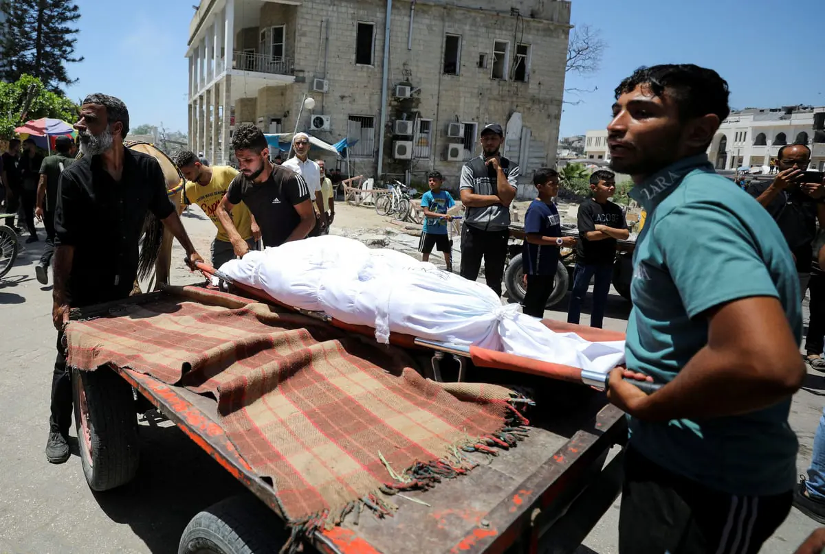 22 قتيلاً إثر إطلاق "مقذوفات ثقيلة" على مقر الصليب الأحمر في غزة