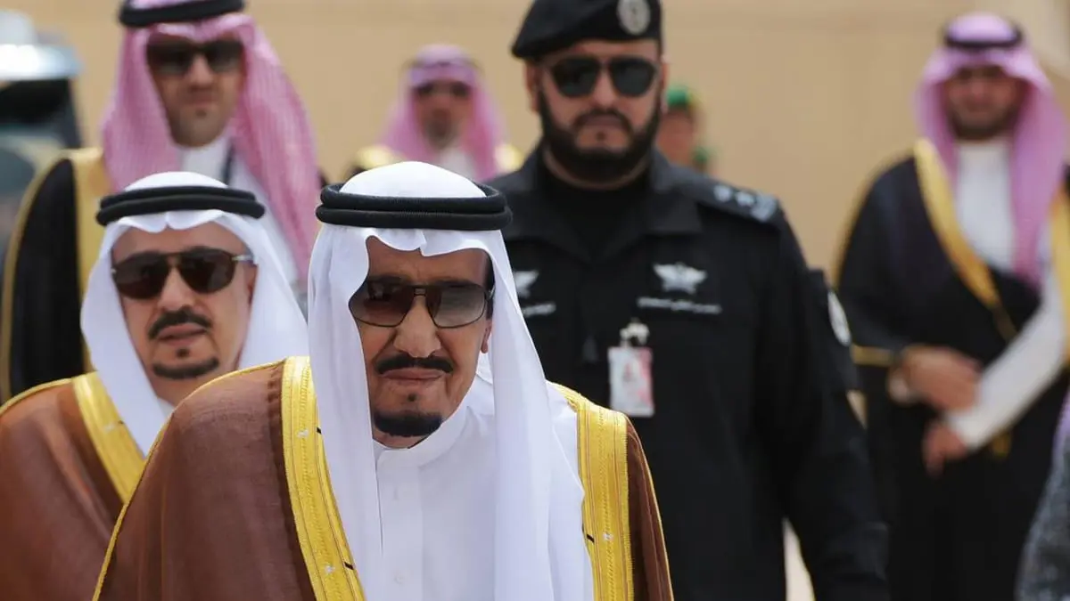 هكذا استقبل أمير الجوف طفلًا غلبه النوم أثناء انتظاره الملك سلمان (صورة)