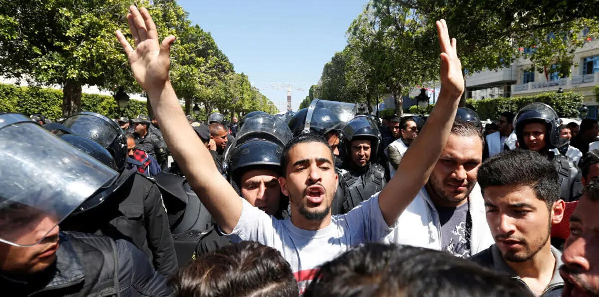 تجدد المواجهات بين محتجين وقوات الأمن في فريانة والعاصمة تونس