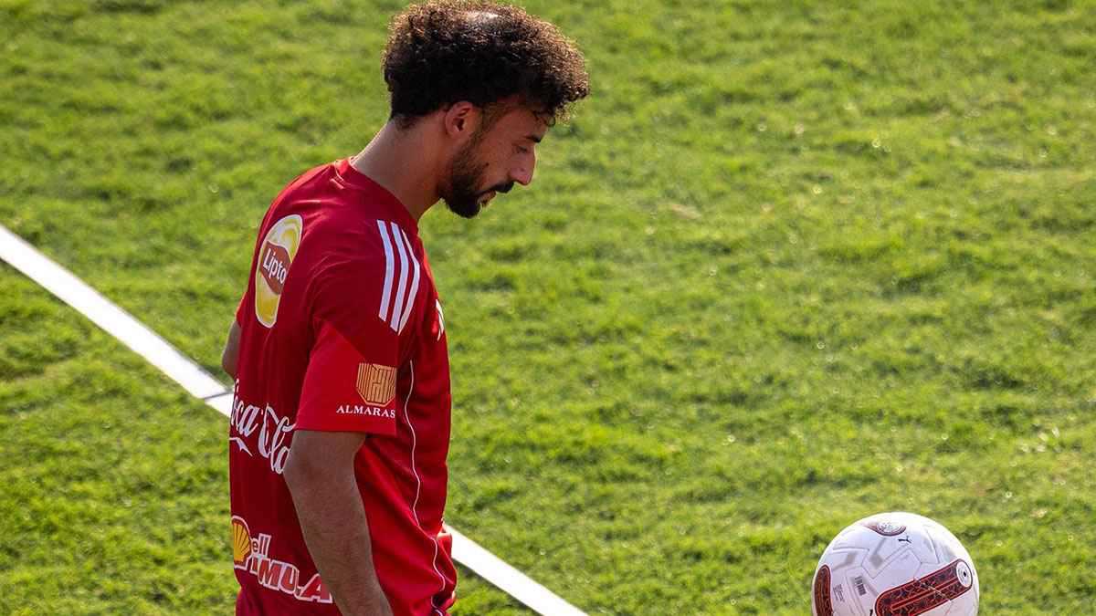 بعد بدء مفاوضات تجديد عقده.. أحمد عبد القادر يصدم الأهلي المصري 