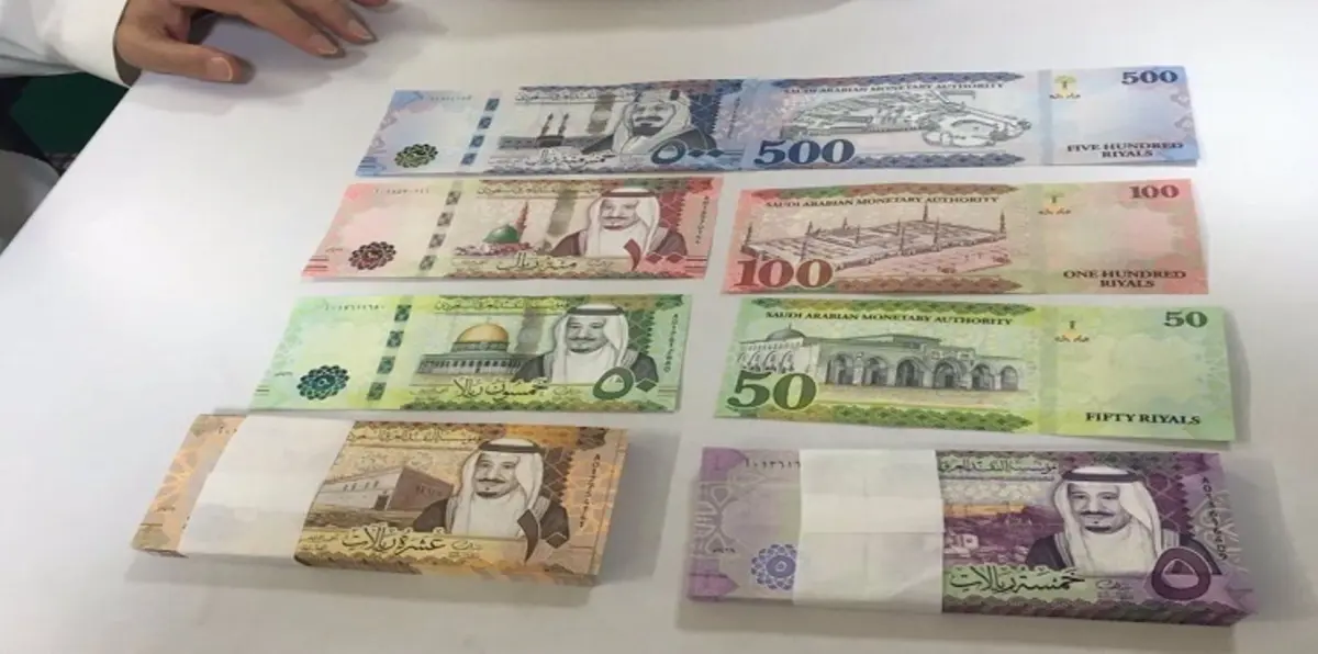 بالصور.. السعوديون يحتفون بالعملة الجديدة في أول يوم من تداولها