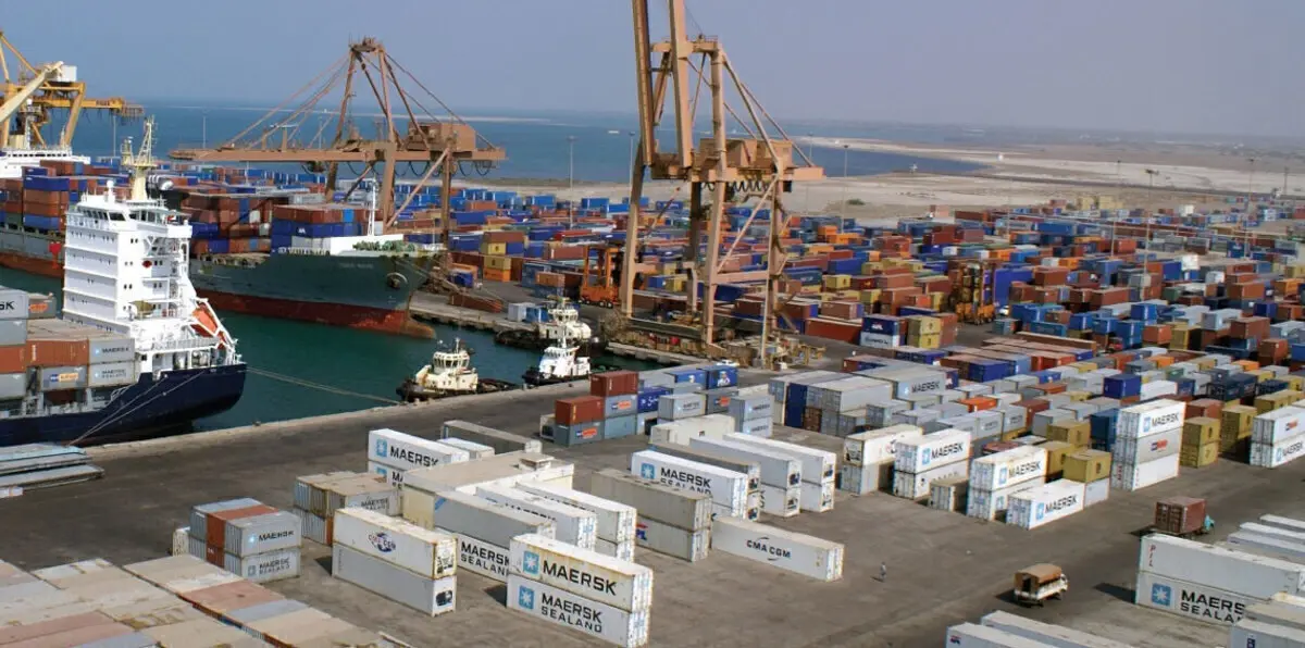 التحالف العربي يبقي ميناء الحديدة مفتوحًا رغم استهداف الرياض بصاروخ حوثي