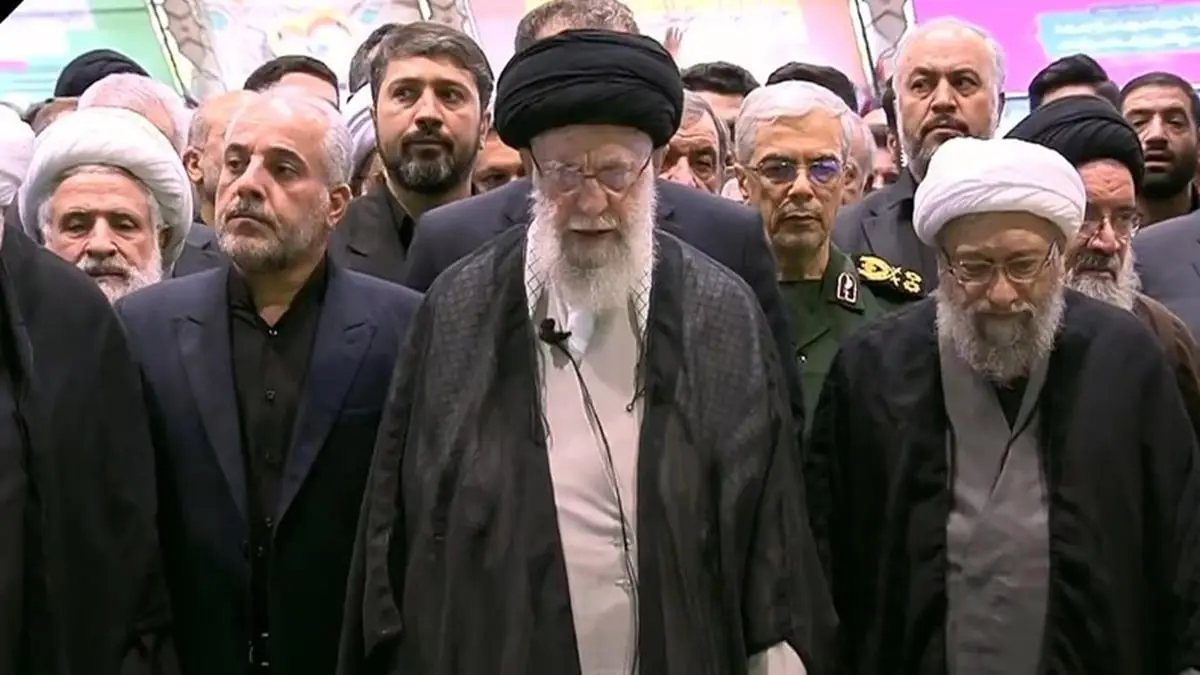 آلاف الإيرانيين يشيعون إبراهيم رئيسي ومرافقيه (فيديو)