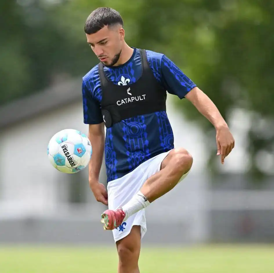 عزيز العجي لاعب دارمشتات