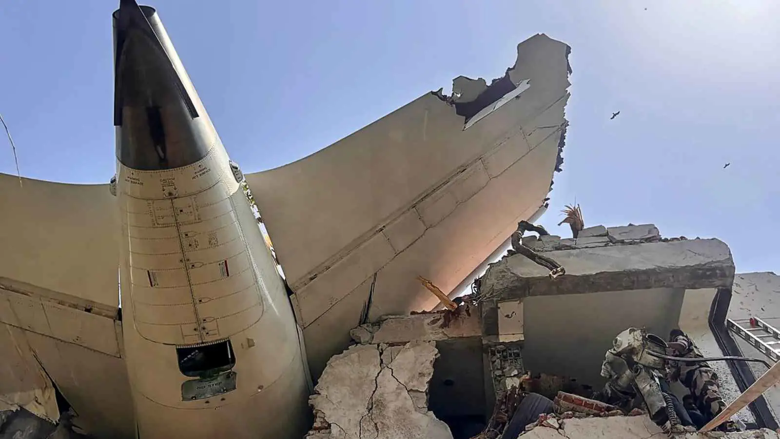 العثور على الصندوق الأسود الثاني للطائرة الهندية المنكوبة