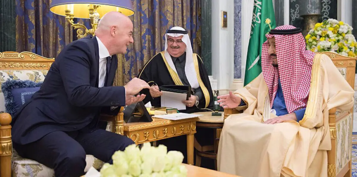 خادم الحرمين الشريفين يستقبل رئيس "الفيفا" عقب وصوله إلى الرياض (صور)