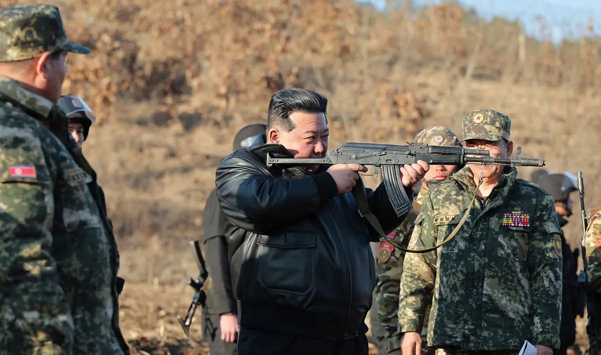 إصبعه على الزناد.. زعيم كوريا الشمالية يشهد تدريبا عسكريا (صور)