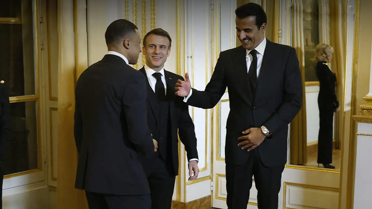 6 كلمات.. شاهد ما قاله ماكرون لمبابي أمام أمير قطر (فيديو)