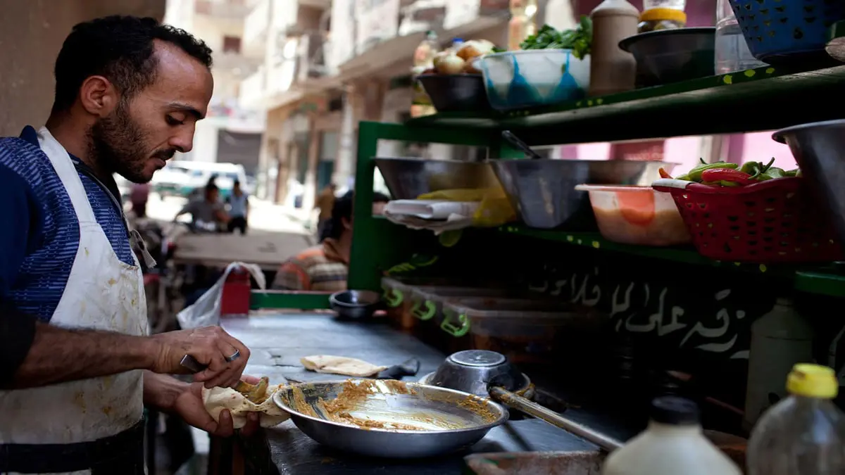 "جنون الفول" يدفع المصريين لتقليل استهلاكه والبحث عن بدائل لوجبتهم المحببة
