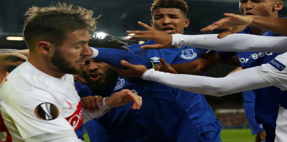 الدوري الأوروبي.. مشاجرة حامية بين لاعبي إيفرتون الإنجليزي وليون الفرنسي (فيديو وصور)
