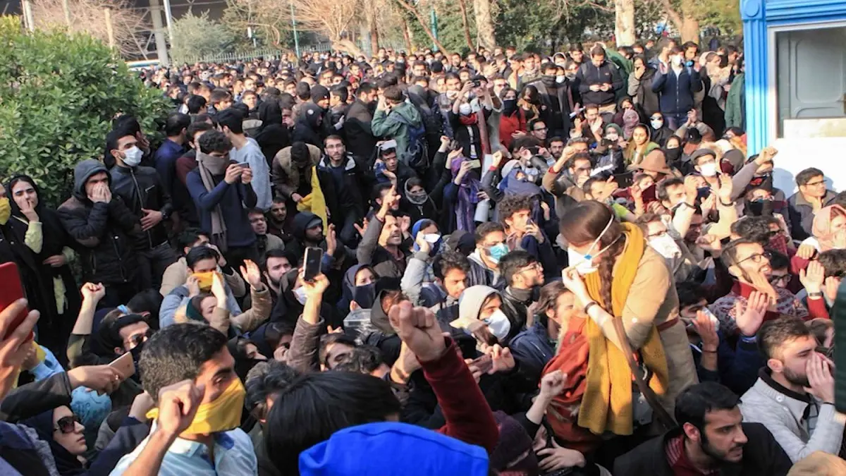 مستشار خامنئي يهدد المحتجين بأقسى العقوبات وإيرانيون في أوروبا يتظاهرون ضد النظام (فيديو)