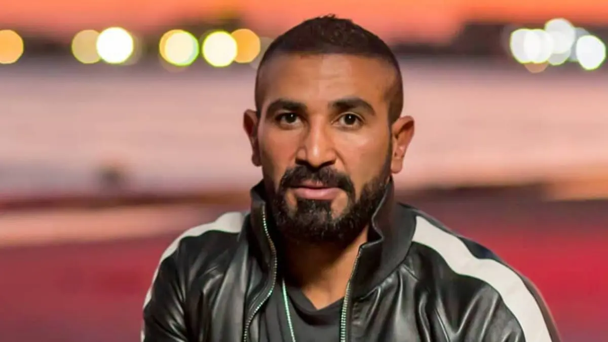 أحمد سعد في مرمى الانتقادات بعد ظهوره بـ"وشم" داخل المسجد