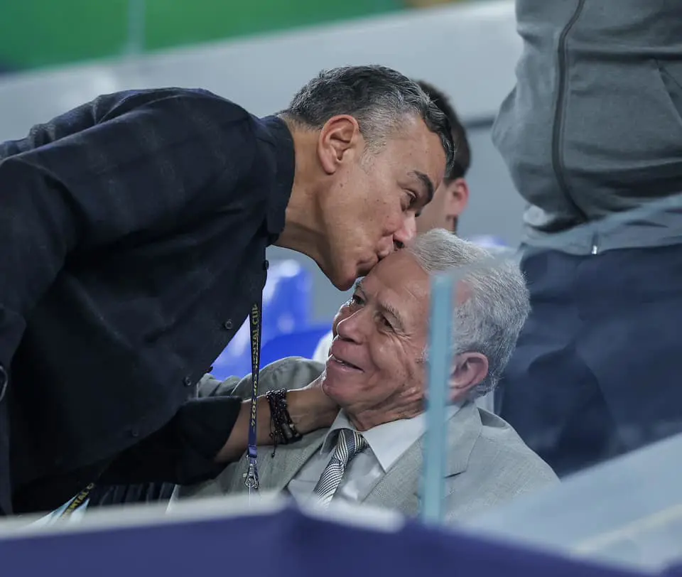 مرتجي يقبل رأس حسن حمدي