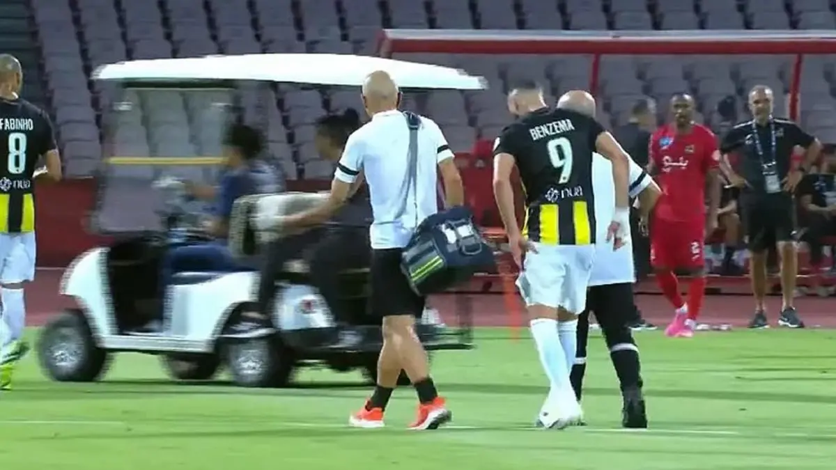بنزيما يغادر مباراة الاتحاد والوحدة بسبب الإصابة (فيديو)