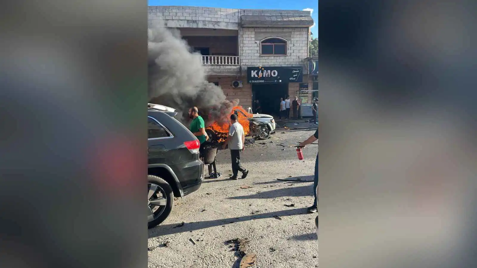 اشتعال السيارة التي تم استهدافها بغارة إسرائيلية في النبطية