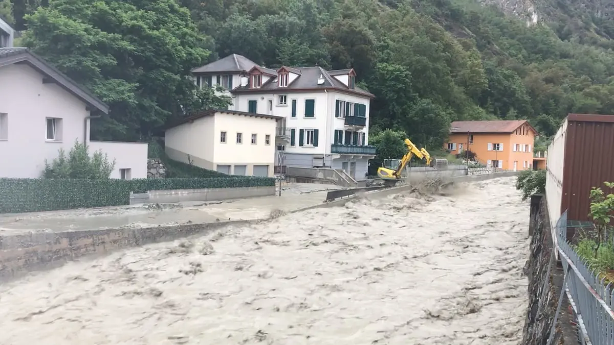 فيضانات سويسرا تسفر عن ضحايا (فيديو)