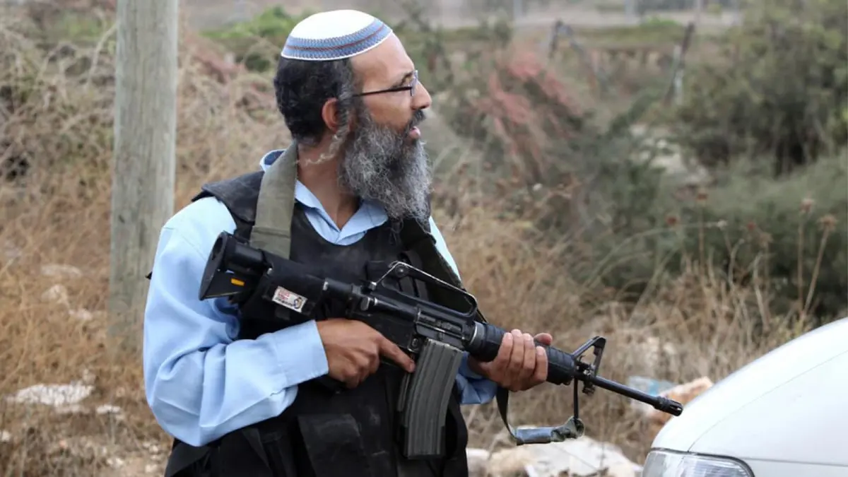 إقبال شعبي إسرائيلي غير مسبوق على حمل السلاح والمتشددون يتصدرون القائمة