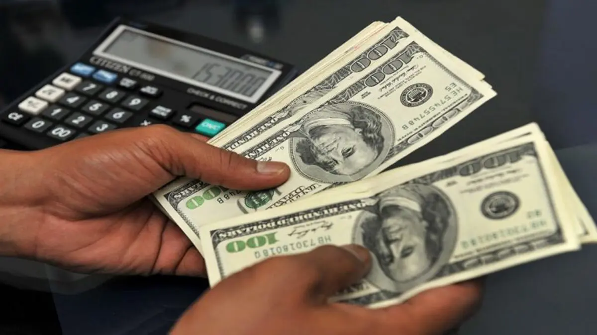 الدولار ينخفض مع عودة التركيز إلى اجتماع المركزي الأمريكي‎