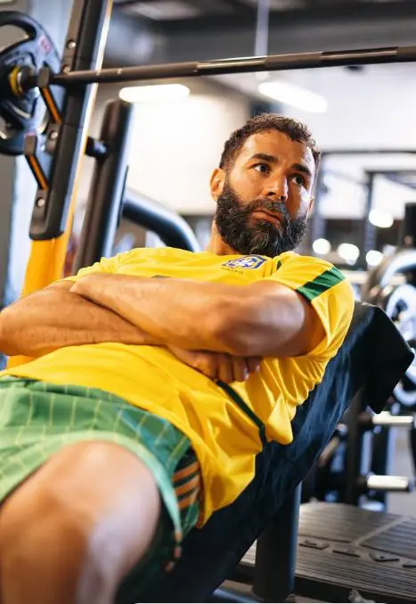 كريم بنزيما بقميص منتخب البرازيل