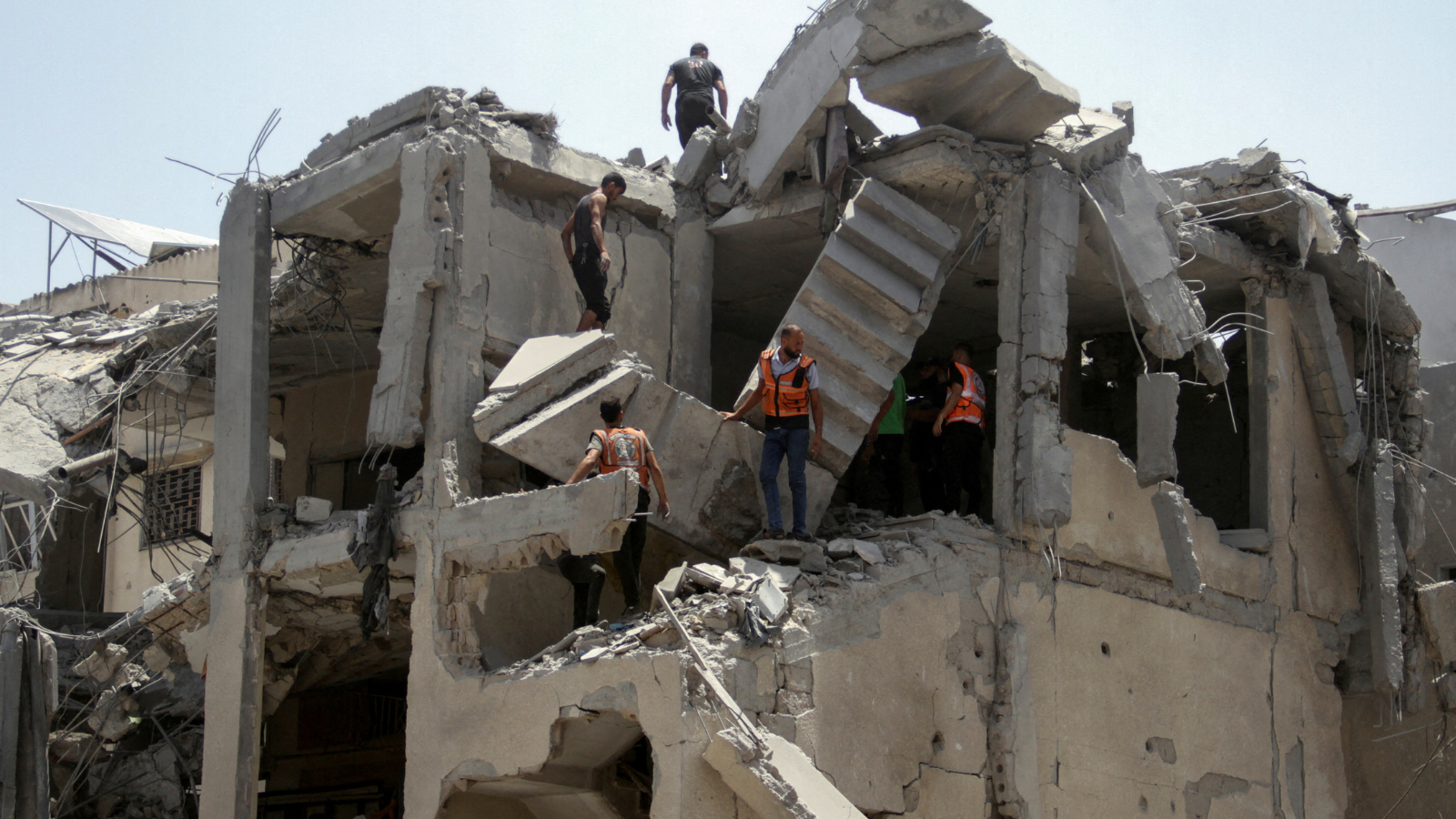 غزة.. قتلى وجرحى بغارات إسرائيلية ونسف مبانٍ سكنية في الشجاعية