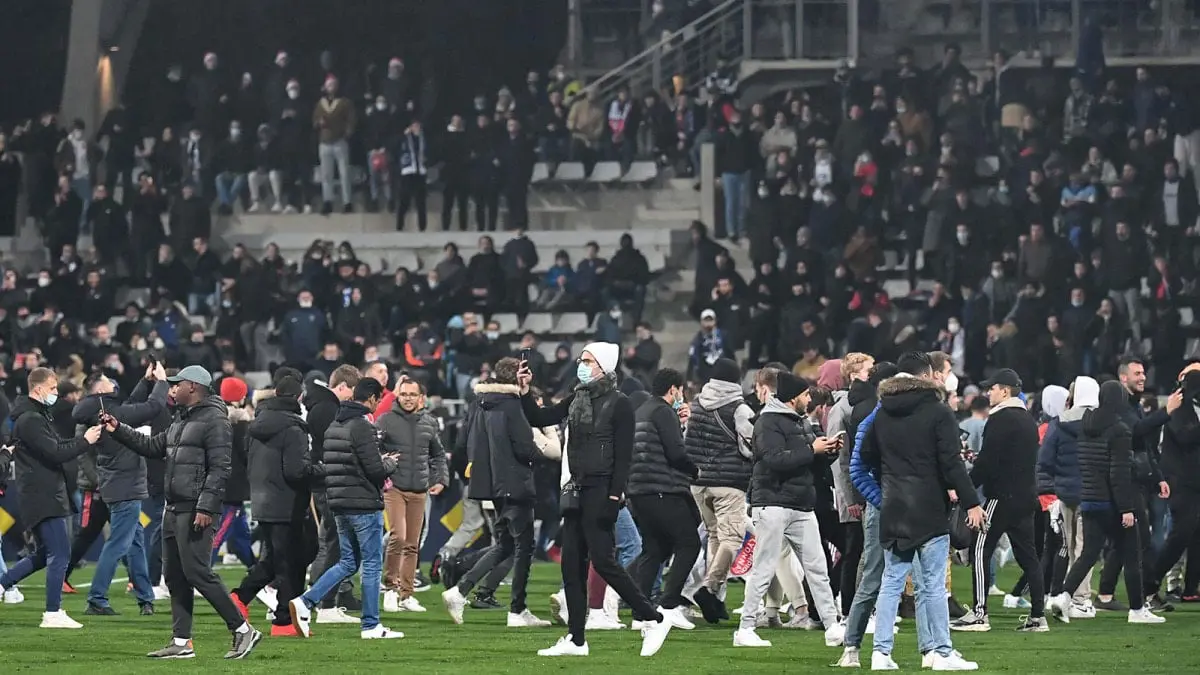 استبعاد ليون وباريس إف.سي من كأس فرنسا بسبب الشغب