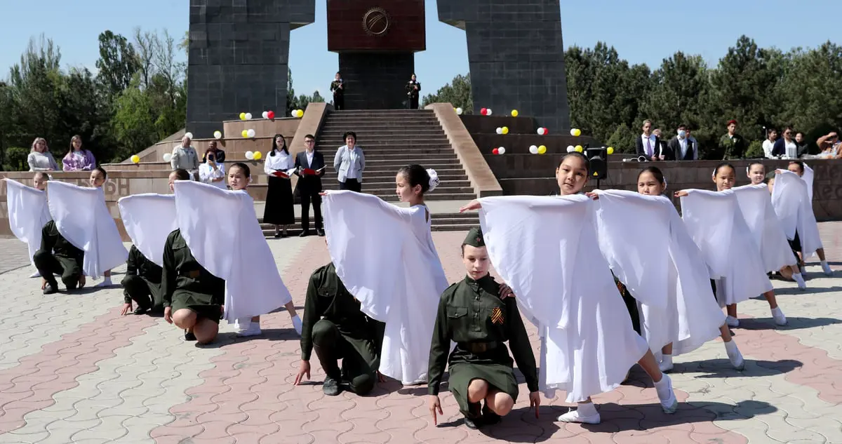 احتفالية طلاب في قيرغيزستان تنتهي بشكل مروع (فيديو)