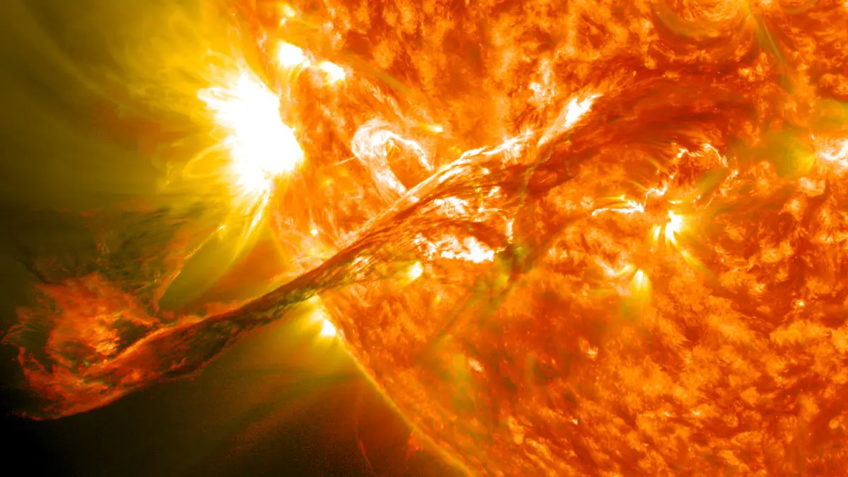 توهج شمسي قوي ضرب الأرض.. ما خطورته؟