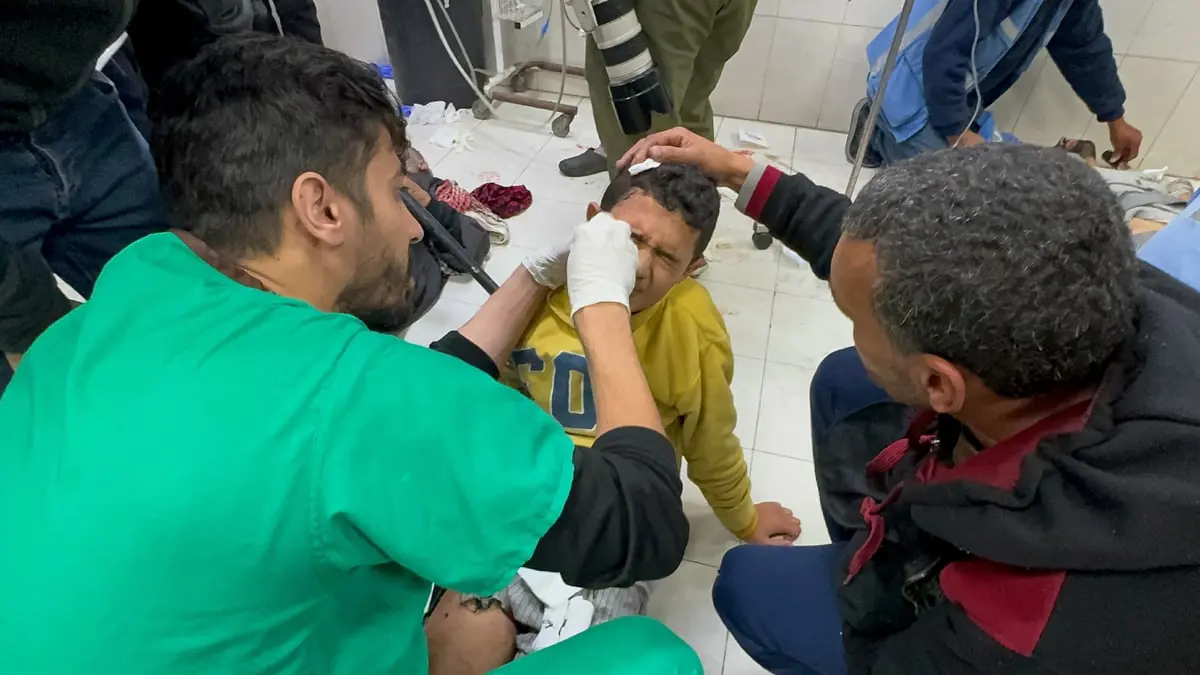 الكوادر الطبية في غزة.. ضغط وخطر ومرارة البعد عن الأهل