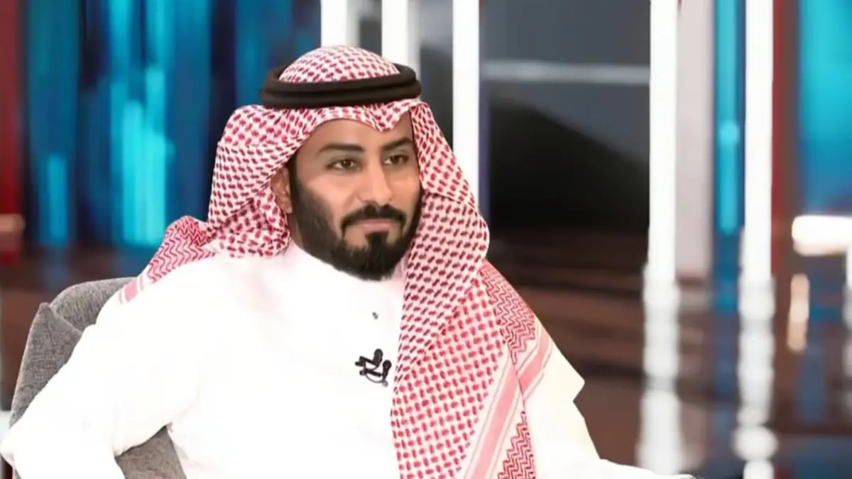 عبد الرحمن المطيري يثير جدلاً بمشهد مصارعة بالزي السعودي (فيديو)