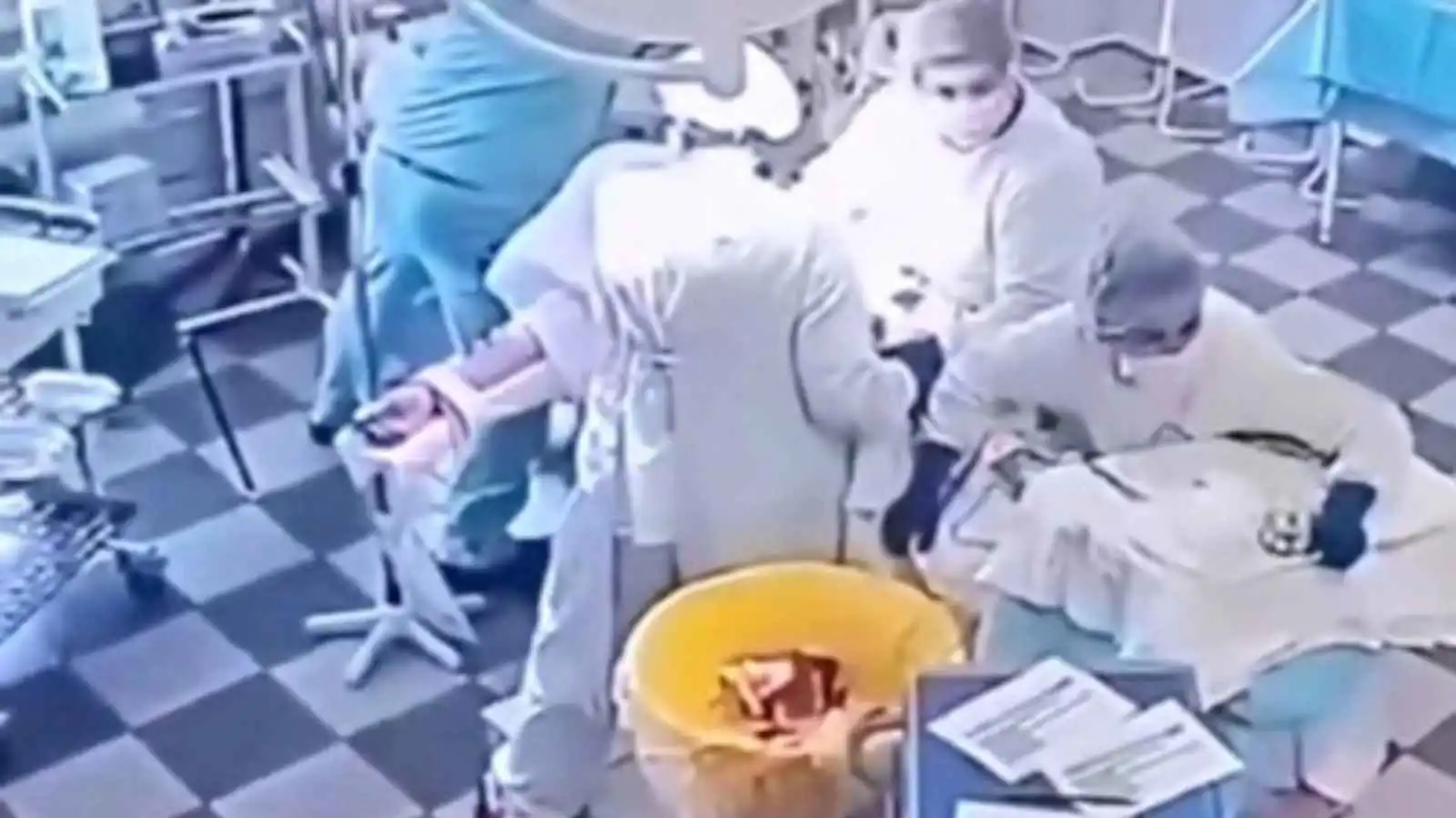 تكريم أطباء في كامتشاتكا استمروا بإجراء عملية خلال الزلزال (فيديو وصور)