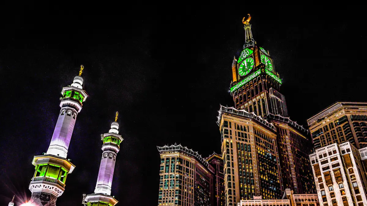 السعودية تتيح للأجانب حَمَلَة الإقامة المميزة الانتفاع بعقارات مكة والمدينة لمدة 99 عامًا